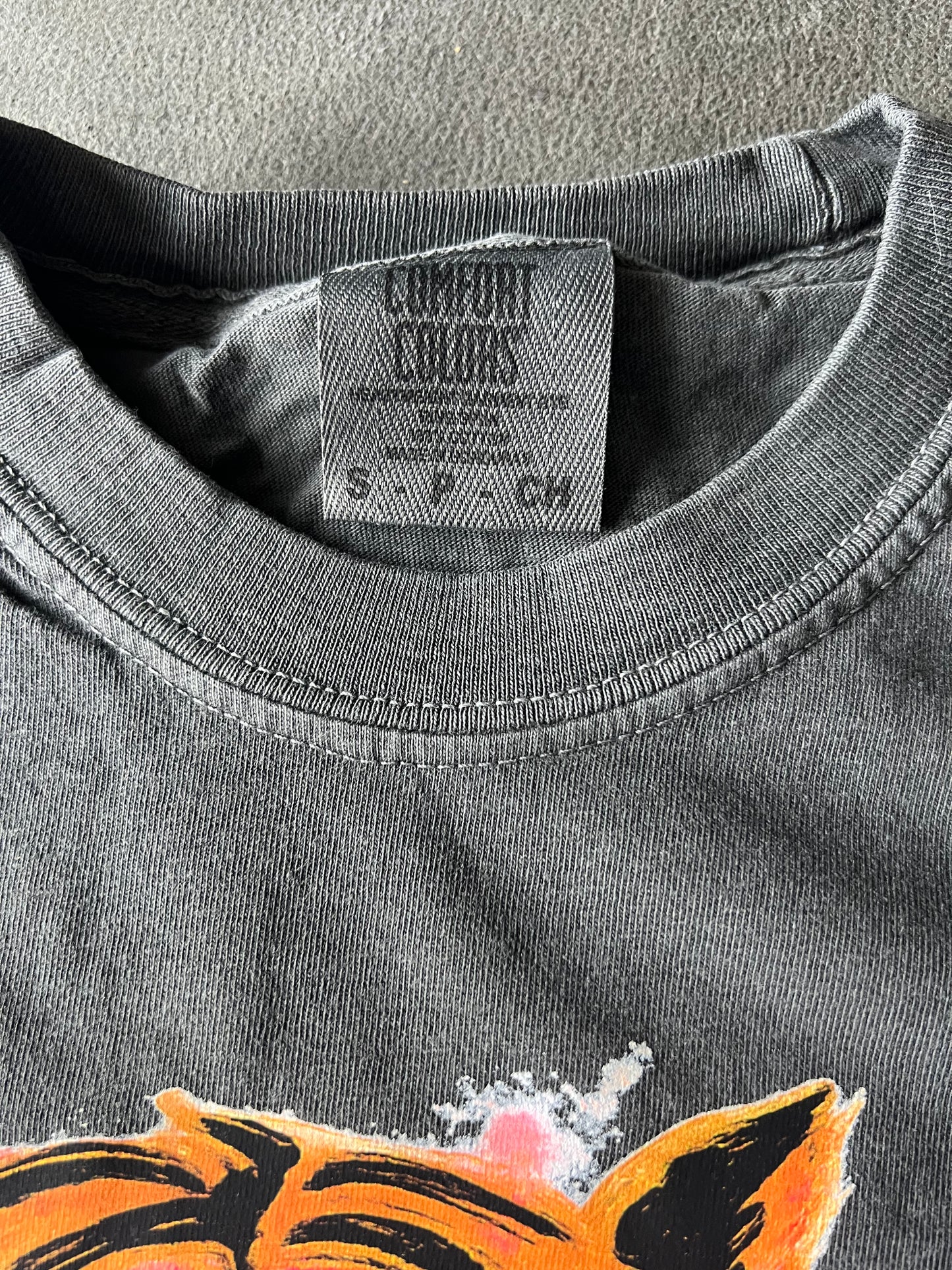 Pictures shows this is a comfortable colors brand